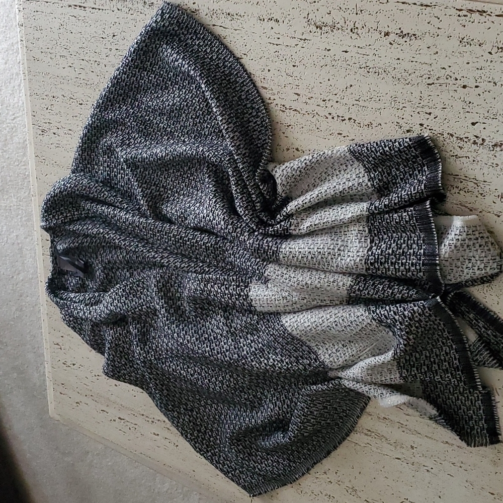 Sweater shawl w pockets